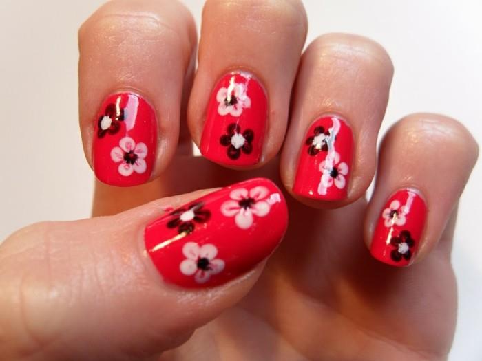 νυχιών ανοιξιάτικο κόκκινο βερνίκι νυχιών με λουλουδάτο μοτίβο