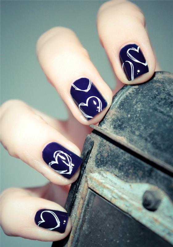 σχέδια νυχιών σχέδιο nailart σκούρο μπλε λευκές καρδιές μοτίβα του Αγίου Βαλεντίνου νύχια τζελ