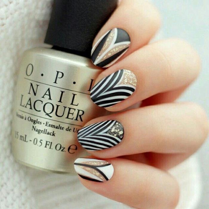 nageldesigns νυχιών σχέδιο nailart κομψές ρίγες μαύρο λευκό χρυσό