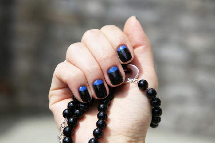 ιδέες για βερνίκι νυχιών συνδυασμός μαύρου μπλε χρώματος κομψός