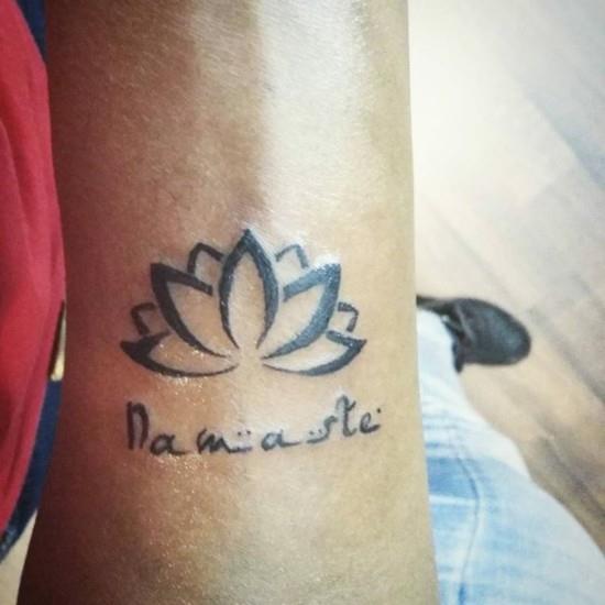 namaste lotus tattoo ιδέα στον καρπό