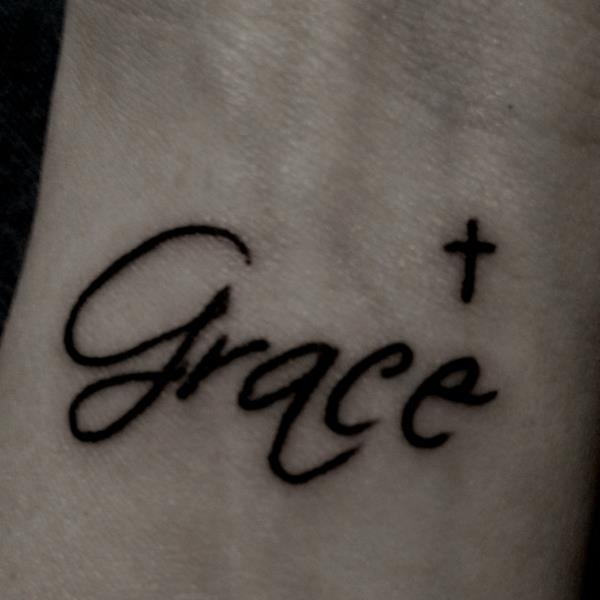 όνομα τατουάζ στον σταυρό καρπού