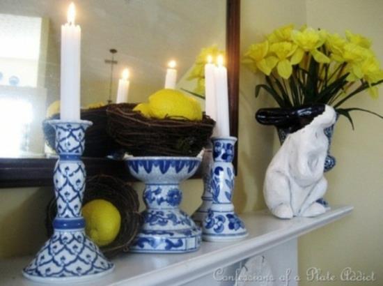νάρκισσοι κίτρινα μπλε κεριά μισά λαμπερά γιορτινά Πασχαλινά τζάμια