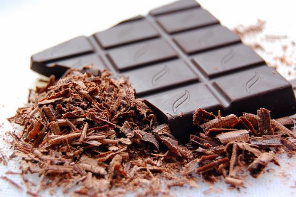φυσική λιπαρή μαύρη σοκολάτα με υψηλή περιεκτικότητα σε κακάο πραγματικό δολοφόνο λίπους