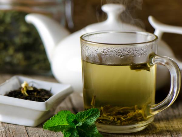 Οι φυσικοί λιποδιαλύτες πίνουν πράσινο τσάι αναμειγνύοντας δημοφιλές ζεστό ρόφημα με άλλα βότανα
