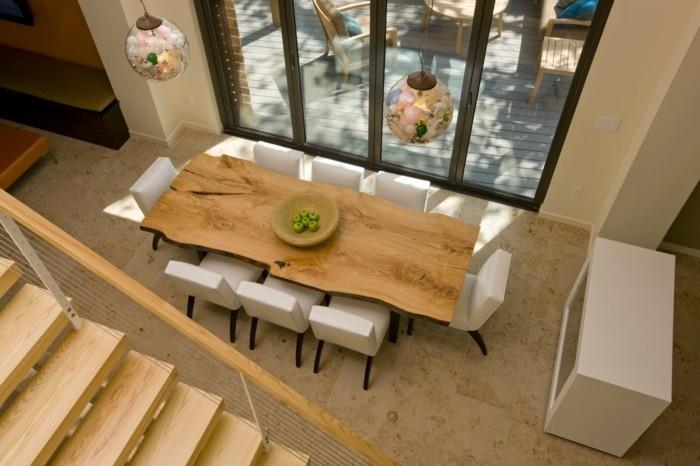 τραπεζαρία από φυσικό ξύλο λευκές δερμάτινες καρέκλες που διακοσμούν την τραπεζαρία