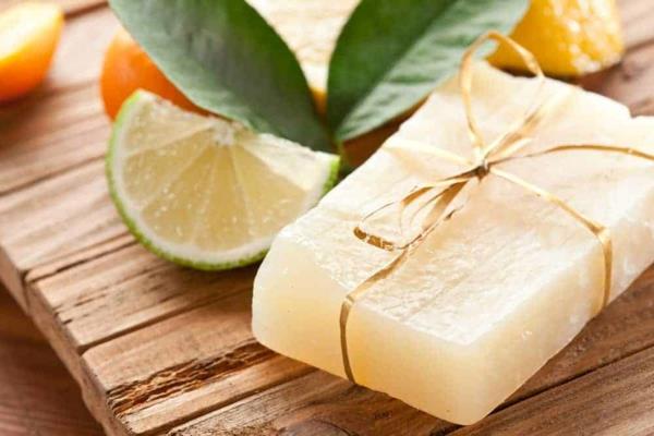 Φτιάξτε μόνοι σας φυσικό καλλυντικό στερεό σαμπουάν με ασβέστη