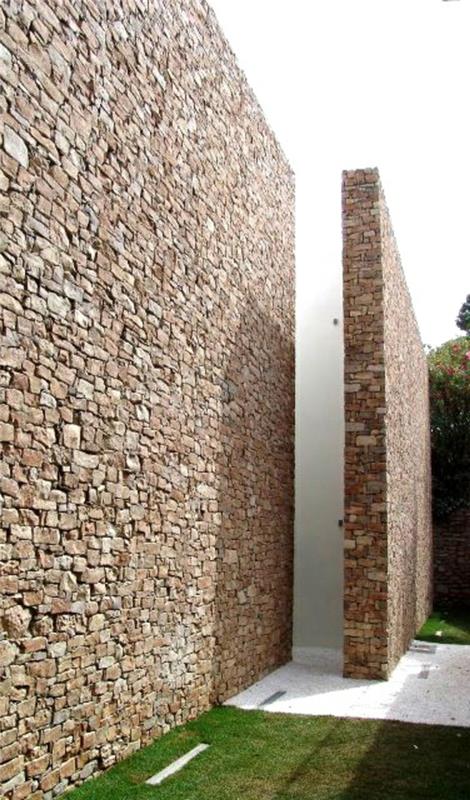 τοίχοι από φυσική πέτρα στον υψηλό σχεδιασμό του κήπου