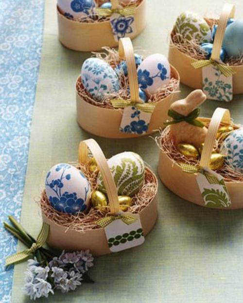 πολύχρωμα βαμμένα αυγά πράσινο μπλε πασχαλινό λαγουδάκι