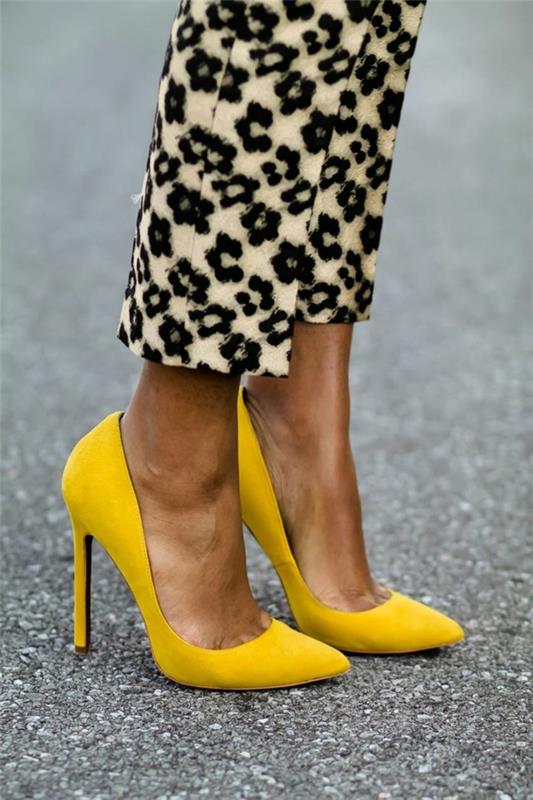 νέες τάσεις της μόδας λεπτή φιγούρα ψηλοτάκουνα κίτρινα tips styling