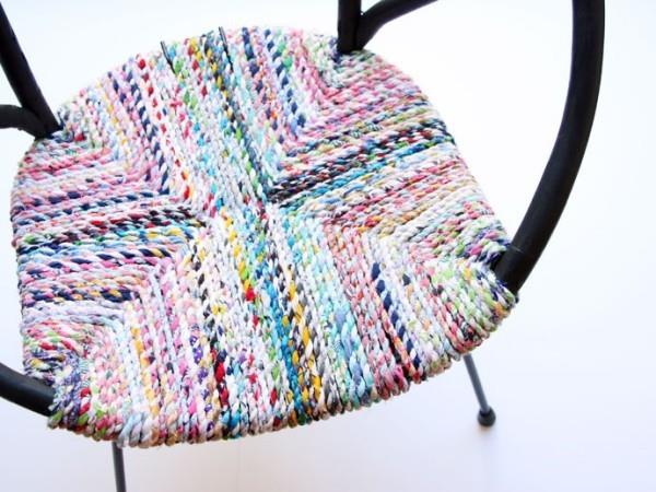 ράψιμο πολύχρωμο υφασμάτινο κορδόνι ως κάθισμα καρέκλας από θραύσματα υφάσματος