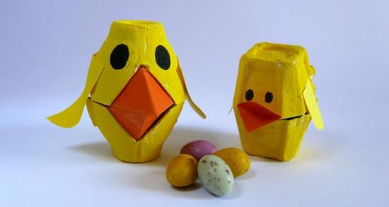 χαριτωμένα κοτόπουλα που φτιάχνουν χειροτεχνίες με χαρτοκιβώτιο αυγών