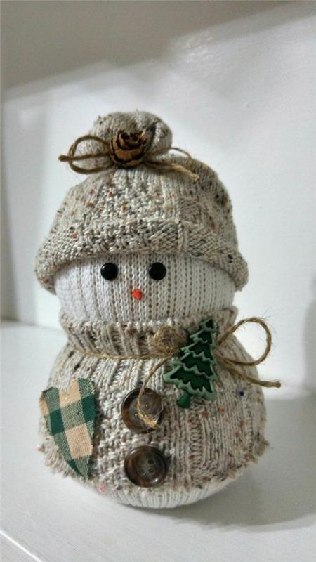 χαριτωμένος χιονάνθρωπος που παίζει από παλιές κάλτσες