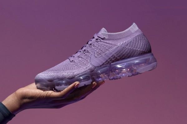 nike sneakers ultra violet pantone χρώμα της χρονιάς