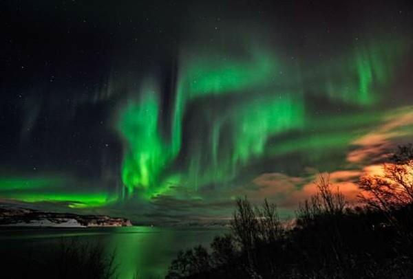 τα βόρεια φώτα βλέπουν την πόλη Άλτα Νορβηγία