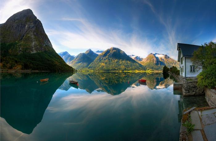 Νορβηγικά φιόρδ όνειρο διακοπών καθρέφτη νερού