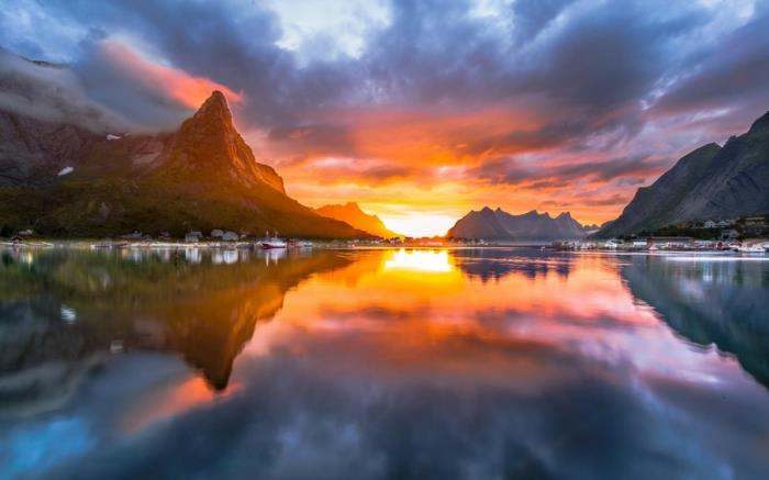 νορβηγικά φιόρδ που κόβει την ανάσα ηλιοβασίλεμα