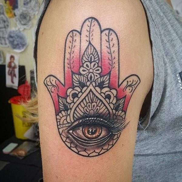άνω βραχίονα τατουάζ hamsa με μάτι σε κόκκινο και μαύρο