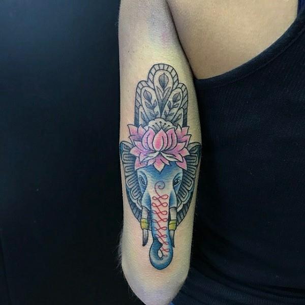 τατουάζ hamsa στο άνω χέρι με ελέφαντα και λωτό