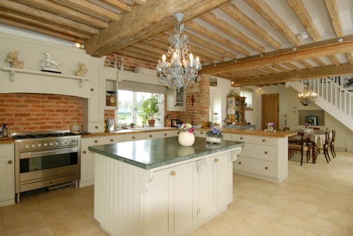 ανοιχτή κουζίνα σε στιλ εξοχικής κατοικίας με όμορφη οροφή και όμορφο πολυέλαιο