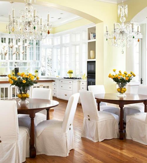 ανοιχτή κουζίνα λευκή τραπεζαρία χώρος κλασικού σχεδιασμού λουλούδια κίτρινα