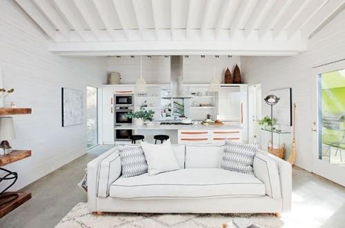 ενιαίος χώρος σαλόνι λευκός καναπές πολύ ελκυστικός