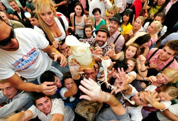 oktoberfest 2014 παράδοση διασκεδαστικής μπύρας ένδυσης