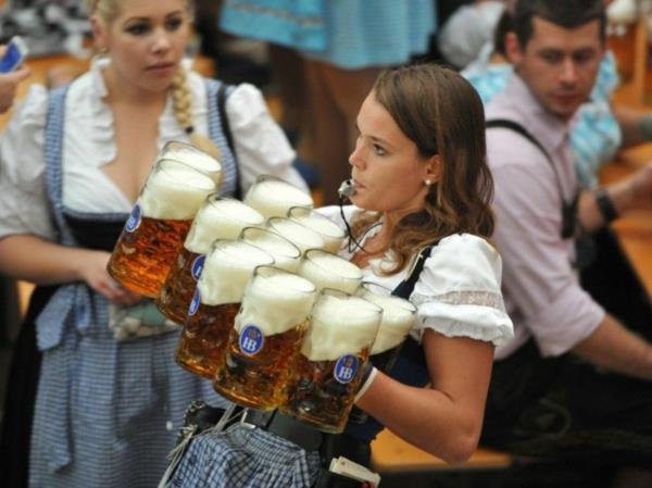 oktoberfest munich 2014 σερβιτόρα φεστιβάλ μπύρας σε υπηρεσία