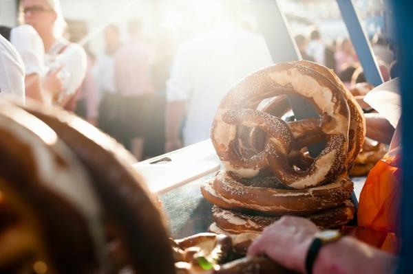 oktoberfest munich 2014 φεστιβάλ μπύρας wiesn ατμόσφαιρα bretzel