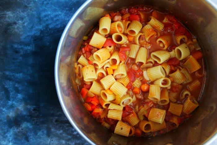 ένα τηγάνι ζυμαρικά fagioli