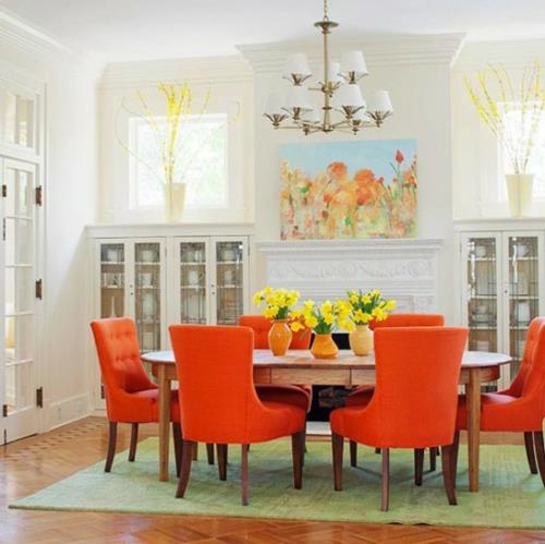 πορτοκαλί άνετες καρέκλες κουζίνας κίτρινα λουλούδια ενσωματωμένο τζάκι ντεμοντέ