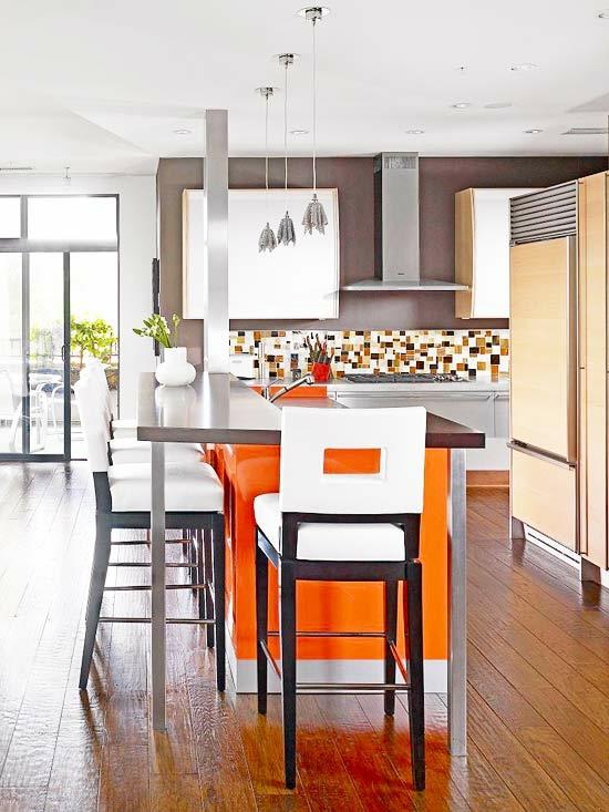 πορτοκαλί κουζίνα νησί λευκές καρέκλες άνετη ιδέα πάγκος εργασίας ομαλή
