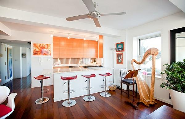πορτοκαλί χρώματα για ντουλάπια κουζίνας λευκό φόντο ξύλινο δάπεδο