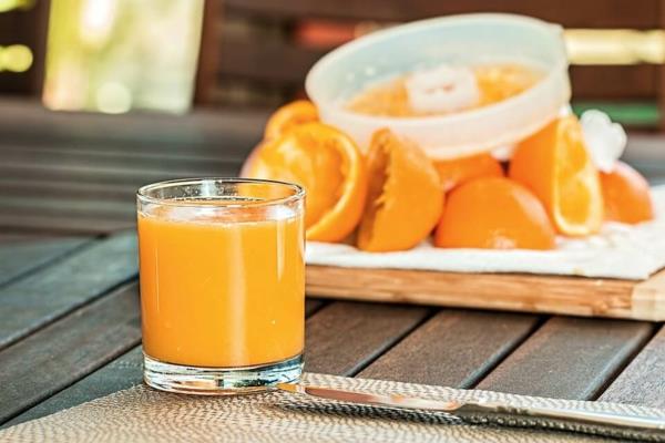 φρεσκοστυμμένες άκρες χυμού πορτοκαλιού κατά του hangover