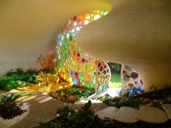 οργανική αρχιτεκτονική nautilus house πολύχρωμο γυάλινο φως διαδρόμου