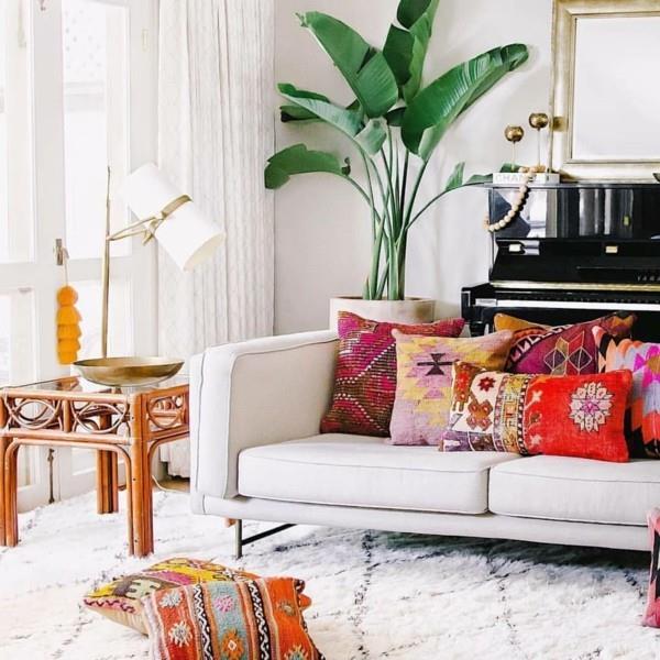 ανατολίτικη διακόσμηση πολύχρωμα μαξιλάρια διακοσμούν το σαλόνι