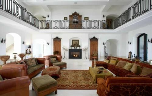 ανατολίτικο χαλί ανατολίτικα χαλιά έμφαση καναπέδες κάγκελα στον επάνω όροφο