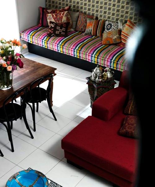 ανατολίτικο τραπέζι σε εσωτερικούς χώρους λωρίδες υφές καναπέδες