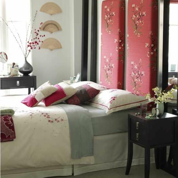 κρεβατοκάμαρα κεφαλάρι κρεβατιού με λουλουδάτο μοτίβο