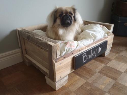 πρωτότυπες ιδέες διακόσμησης ρουστίκ ανακτημένο σκυλί κρεβατιών από ξύλο