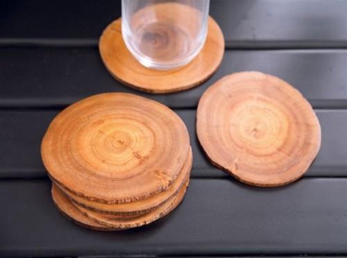 πρωτότυπη διακόσμηση ξύλινες φέτες επιτραπέζιο γυαλί