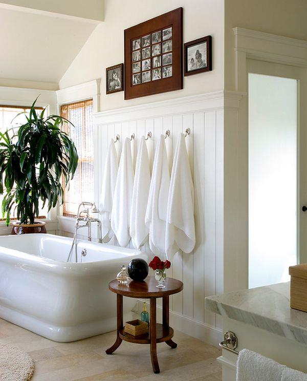 ιδέες επίπλωσης στο μπάνιο φωτεινές λευκές πετσέτες μπάνιου στον τοίχο