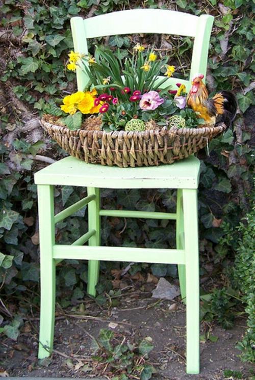 πρωτότυπη διακόσμηση Πάσχα πράσινη καρέκλα ψάθινο καλάθι
