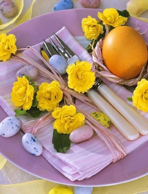 πρωτότυπη Πασχαλινή διακόσμηση μαρμάρινη τεχνική αυγά κίτρινα λουλούδια