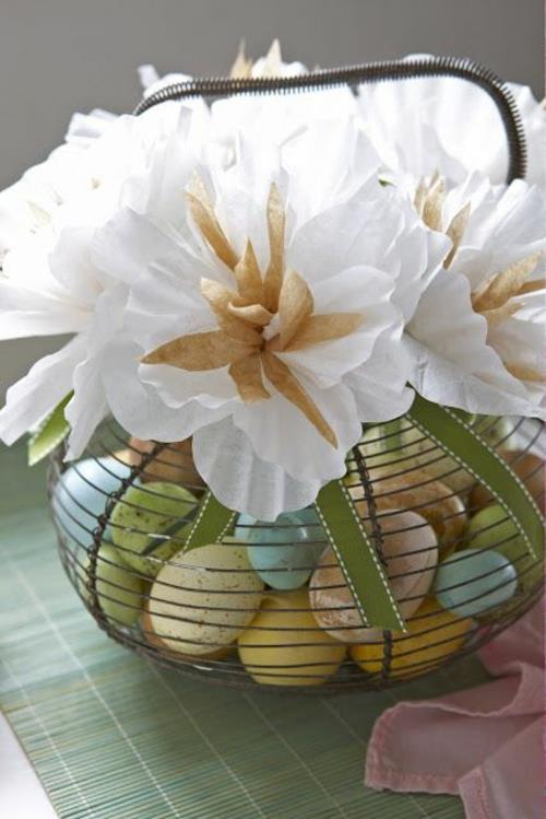 αυθεντική πασχαλινή διακόσμηση μεταλλικό πασχαλινό καλάθι πασχαλινά αυγά λευκά διακοσμητικά λουλούδια