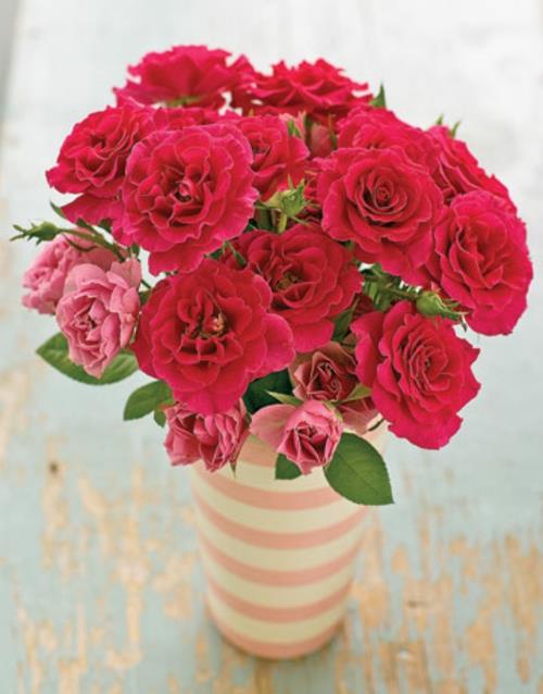 Πασχαλινή διακόσμηση ροζ κόκκινα τριαντάφυλλα
