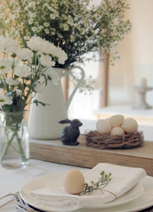 Πασχαλινή διακόσμηση τραπέζι διακόσμηση φρέσκα λουλούδια βραστά αυγά