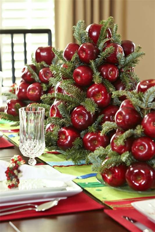 πρωτότυπη διακόσμηση τραπεζιού Χριστούγεννα με μήλα και έλατο πράσινο