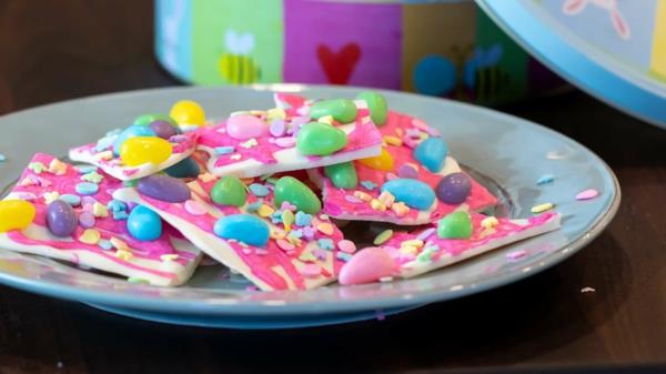 Πασχαλινή σπασμένη σοκολάτα φτιάξτε μόνοι σας πολύχρωμα παιδικά γλυκά