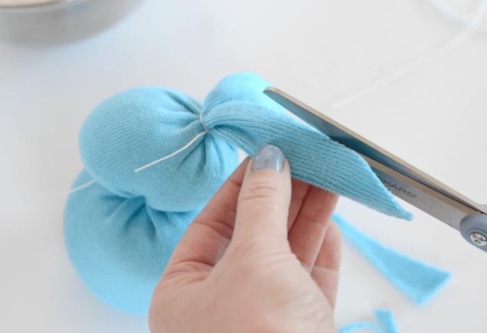 Πώς να φτιάξετε ένα πασχαλινό λαγουδάκι από μπλε κάλτσες